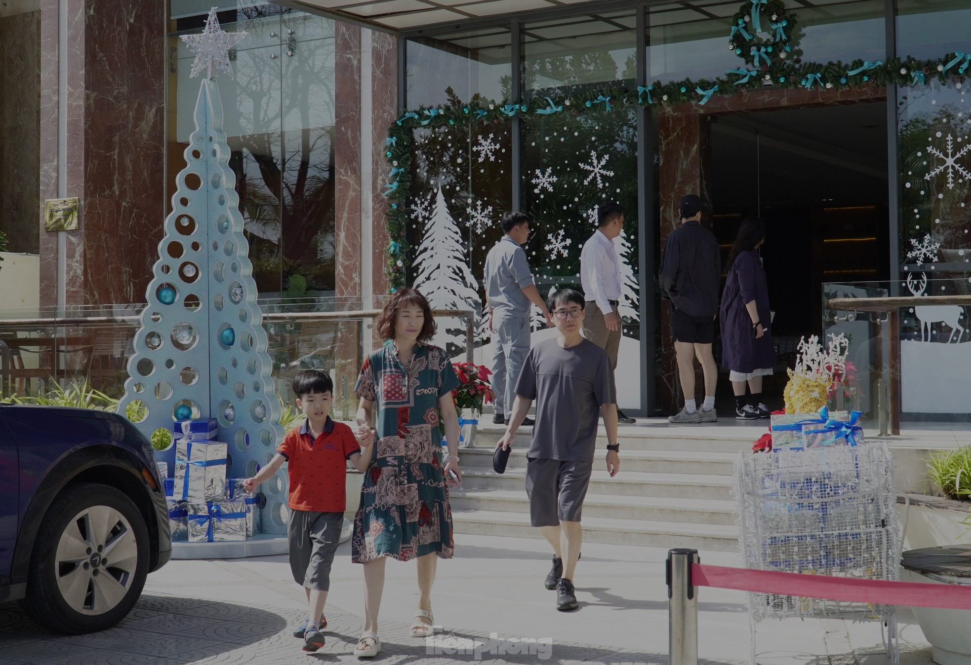 ท้องถนนแต่งตัวด้วยชุดคริสต์มาสสุดมหัศจรรย์ เยาวชนเมืองดานังแต่งตัวมาเช็คอิน ภาพที่ 9