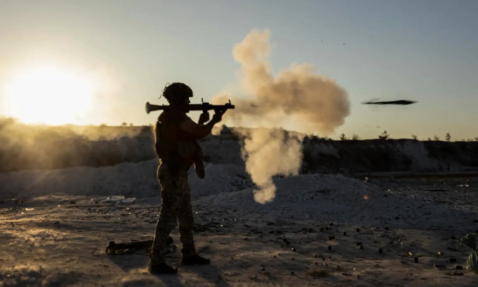 Binh sĩ Ukraine trong buổi huấn luyện gần tiền tuyến ở Donetsk hôm 15/10. Ảnh: EFE/EPA