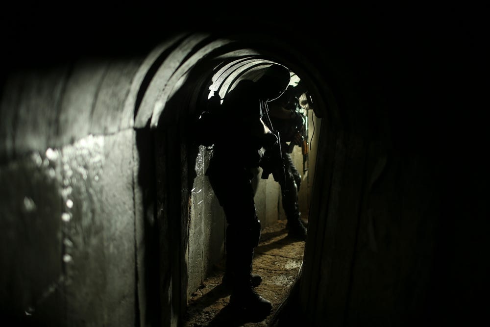 Biệt kích Israel công phá thành trì ngầm của Hamas thế nào? - 7
