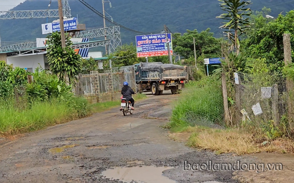 รถบรรทุก Quyet Hao 49C 22281 บรรทุกทรายไปที่ร้านค้าบนถนน To Huu (เขต Loc Son เมือง Bao Loc) เมื่อวันที่ 26 กรกฎาคม