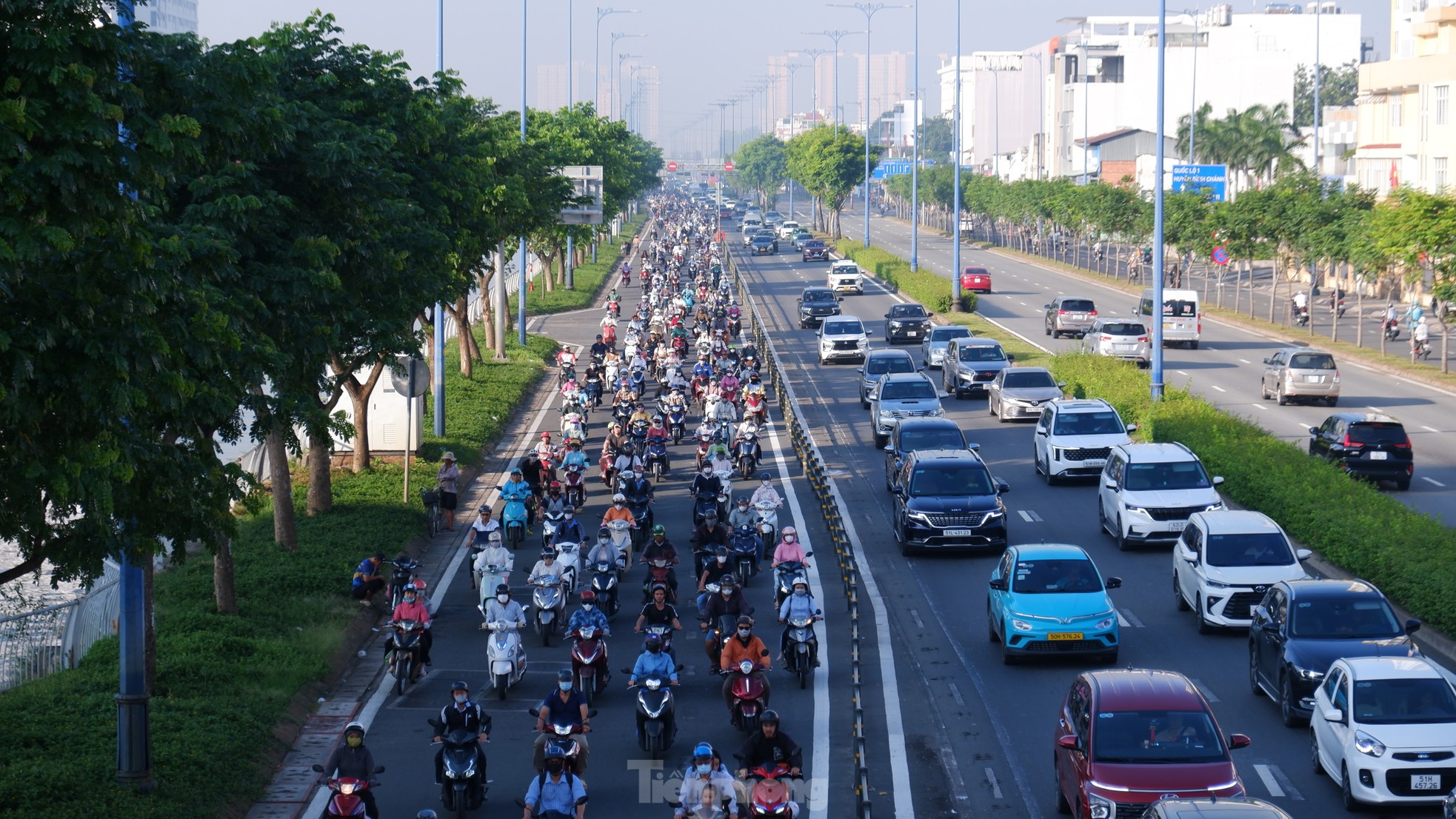 Kẹt xe khắp các ngả đường, người dân TPHCM chật vật di chuyển ảnh 1