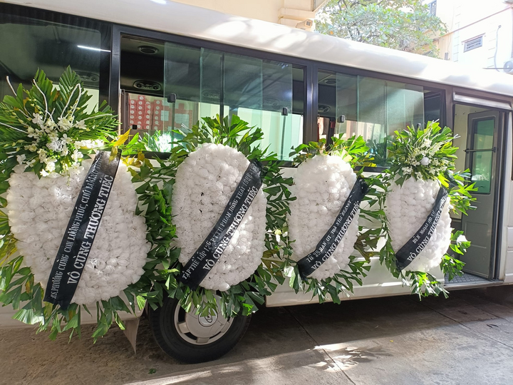 Wreath to bid farewell to artist Nguyen Anh Vu. Photo: Ta Tuan Minh.