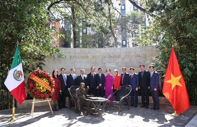 Đoàn công tác đến dâng hoa tại Khuôn viên Tượng đài Chủ tịch Hồ Chí Minh trong Công viên Tự do các dân tộc tại trung tâm Thủ đô Mexico City. Ảnh: Phi Hùng - phóng viên TTXVN tại Mexico.   Đoàn công tác chụp ảnh chung tại Khuôn viên Tượng đài Chủ tịch Hồ C