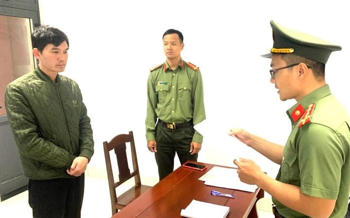 The police agency served the decision to prosecute and detain Tran Dinh Chien.