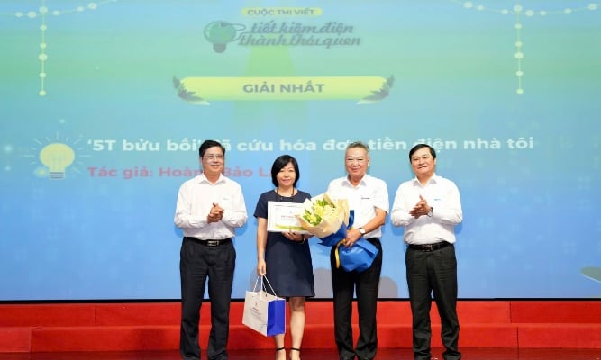 Thanh Nien Newspaper awards the writing contest "Saving electricity becomes a habit"