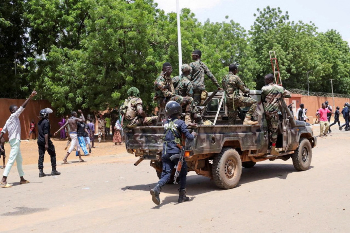 Las fuerzas de seguridad de Níger se preparan para dispersar a los manifestantes frente a la embajada de Francia en Niamey el 30 de julio. Foto: Reuters