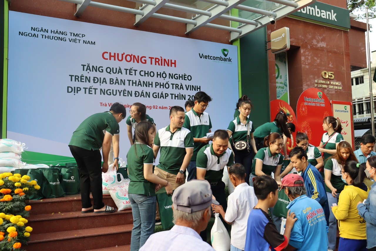 Vietcombank lan toả yêu thương, mang Tết ấm đến với các gia đình có hoàn cảnh khó khăn