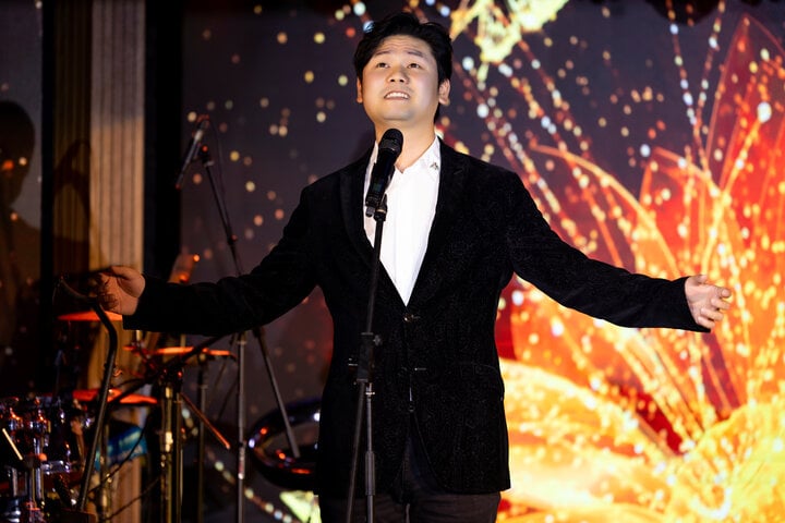 Singer Thang Long.
