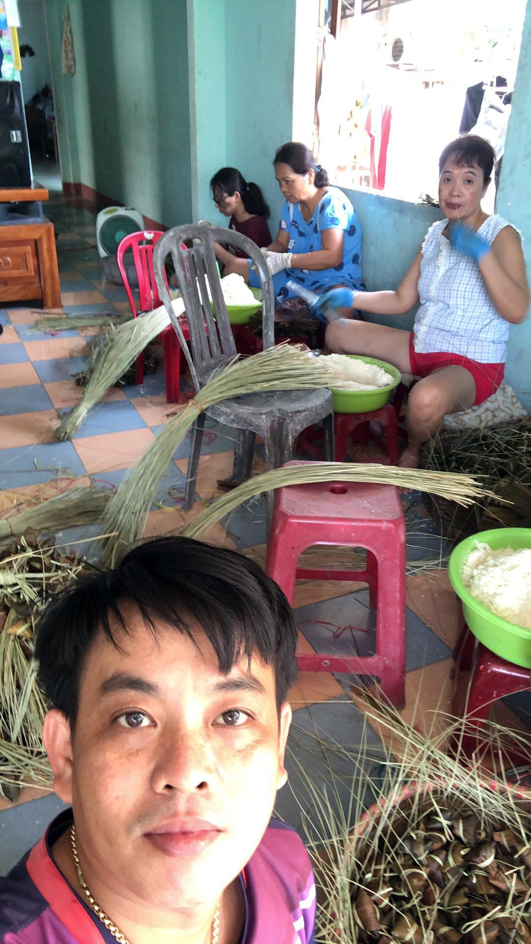 M. Phan Trung Khanh et les emballages de gâteaux.