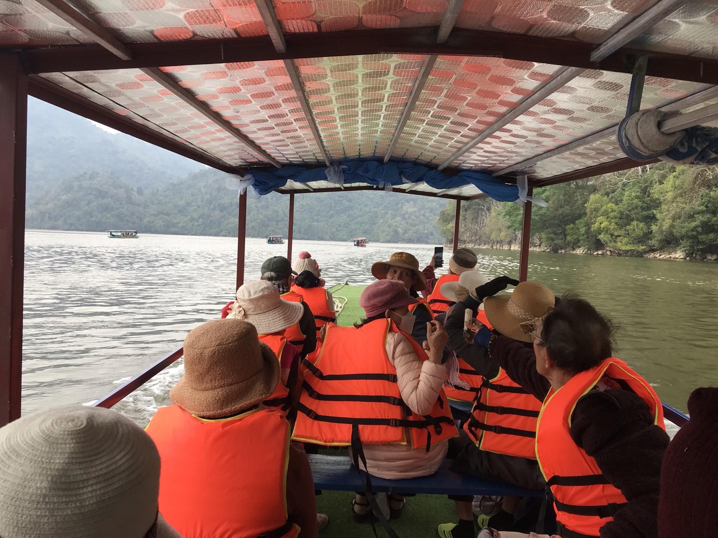 El número de turistas que visitan Ba ​​Be durante las vacaciones aumentó considerablemente (foto 5)