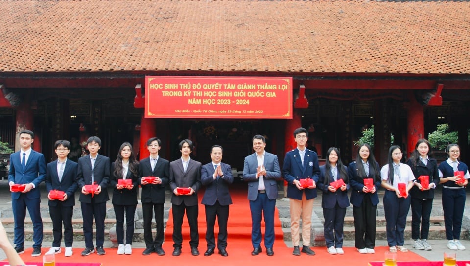 Hanoi always pays attention to training and fostering excellent students. Photo: Director of Hanoi Department of Education and Training Tran The Cuong and Director of Van Mieu - Quoc Tu Giam Science Center Le Xuan Kieu give gifts to encourage candidates