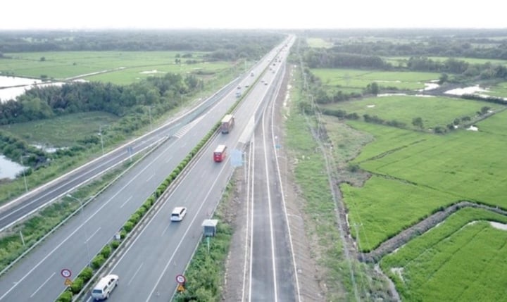 The government requested a study on auctioning the right to exploit highways.