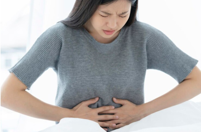 Los pólipos de colon grandes pueden causar obstrucción intestinal causando calambres abdominales. Foto: Freepik