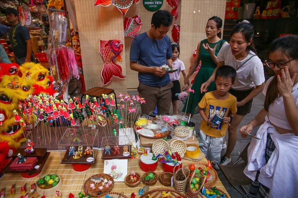 Experience the traditional Mid-Autumn Festival in the middle of Hanoi's Old Quarter