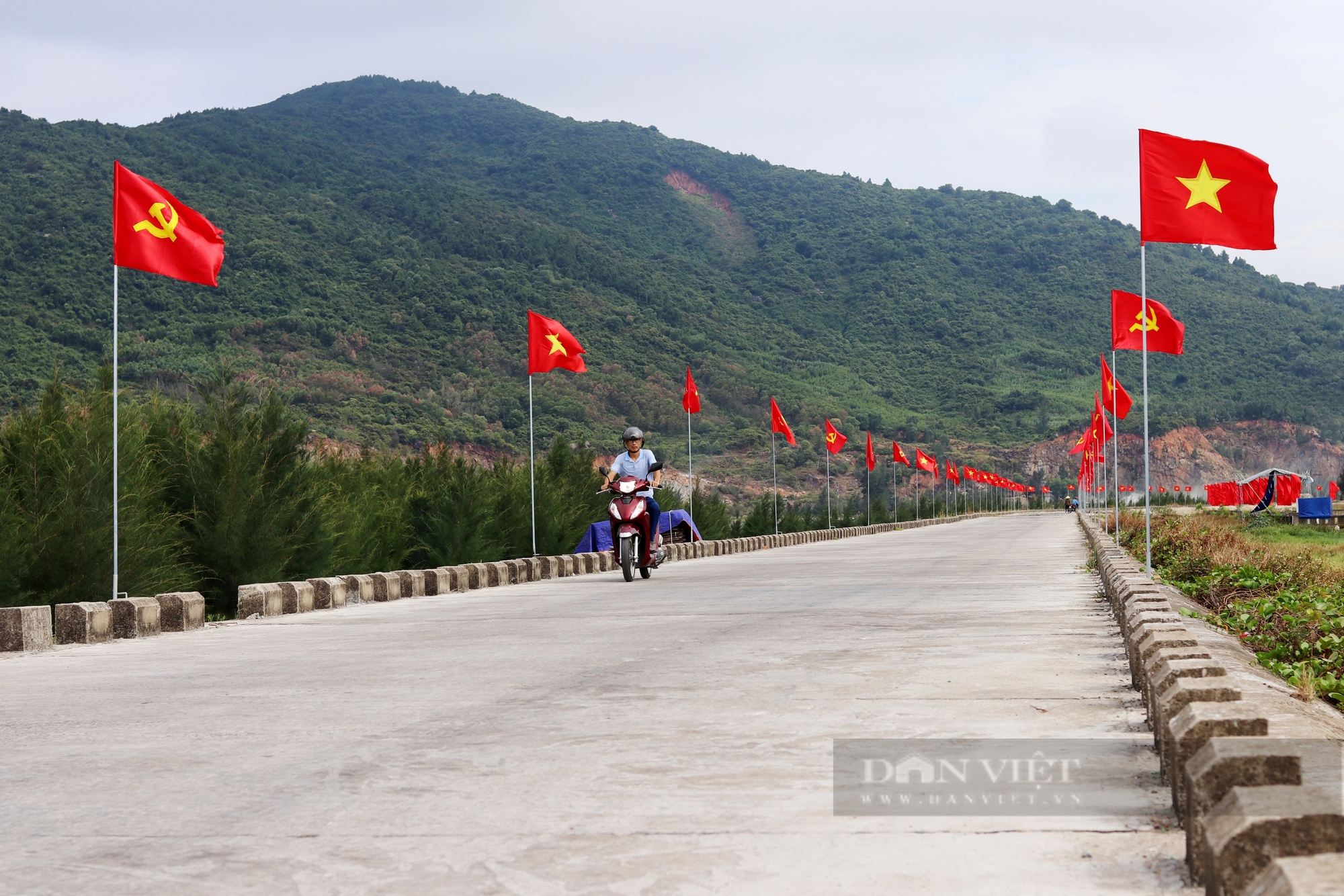 Người dân hào hứng check in tại “đường cờ Tổ Quốc