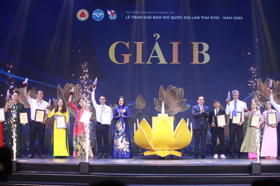 Representative of the group of authors of Kinh te & Do thi Newspaper received the B prize of the 18th National Press Award in 2023