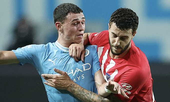 Midfielder Phil Foden (left) competes with defender Mario Hermoso at the World Cup stadium in Seoul, South Korea on the evening of July 30, 2023. Photo: Reuters