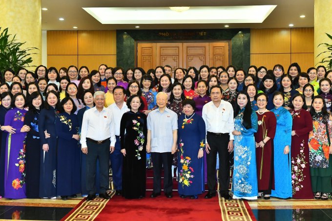 General Secretary Nguyen Phu Trong with female National Assembly deputies, June 5. Photo: Hoang Phong