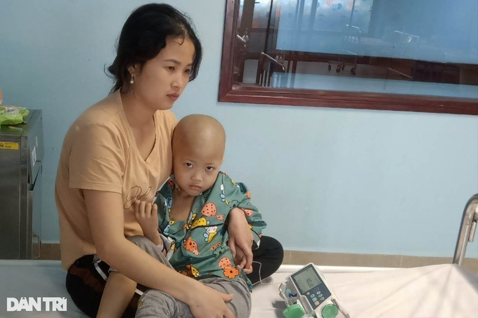 Những câu hỏi nghẹn lòng người mẹ của bé gái 7 tuổi mắc ung thư - 5