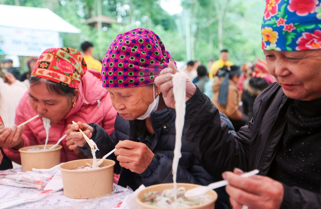 Bao người Làng Nủ lần đầu ăn phở - Ảnh 1.