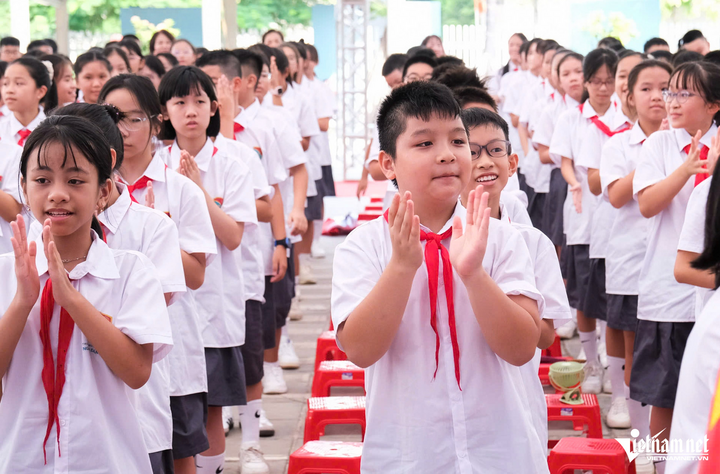 La ciudad de Bac Ninh propuso un proyecto piloto de enseñanza de 5 días a la semana, con el sábado libre, en el nivel de escuela secundaria. (Ilustración: Bao Khanh)