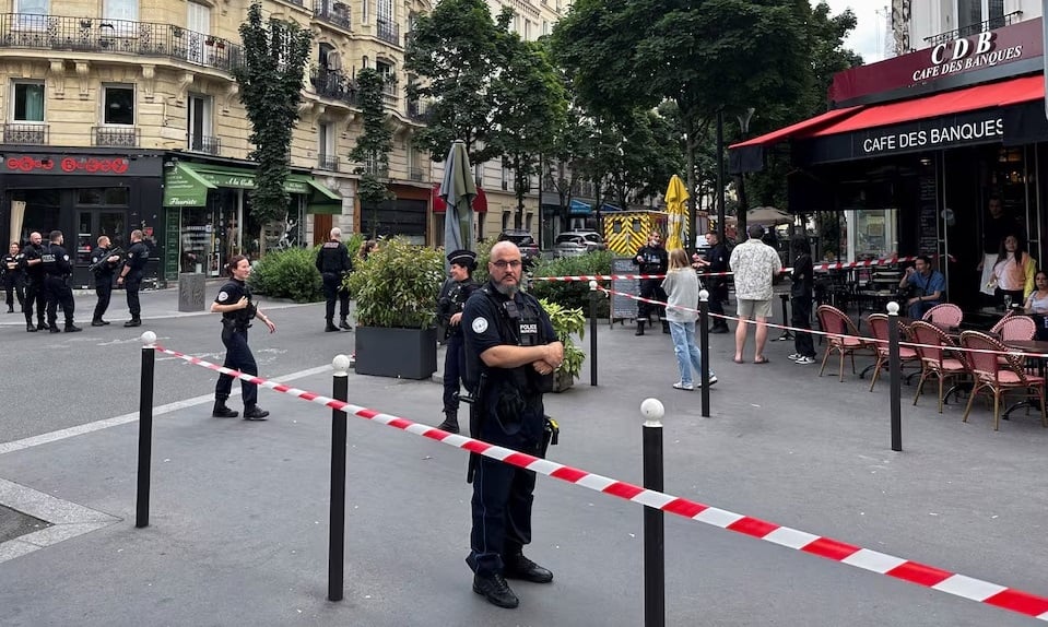 Car crashes into cafe in Paris, many people injured, photo 1