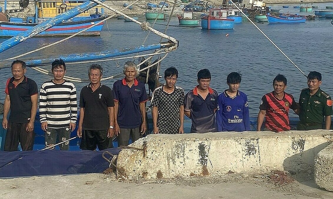 Boat carrying 9 people sunk by cargo ship