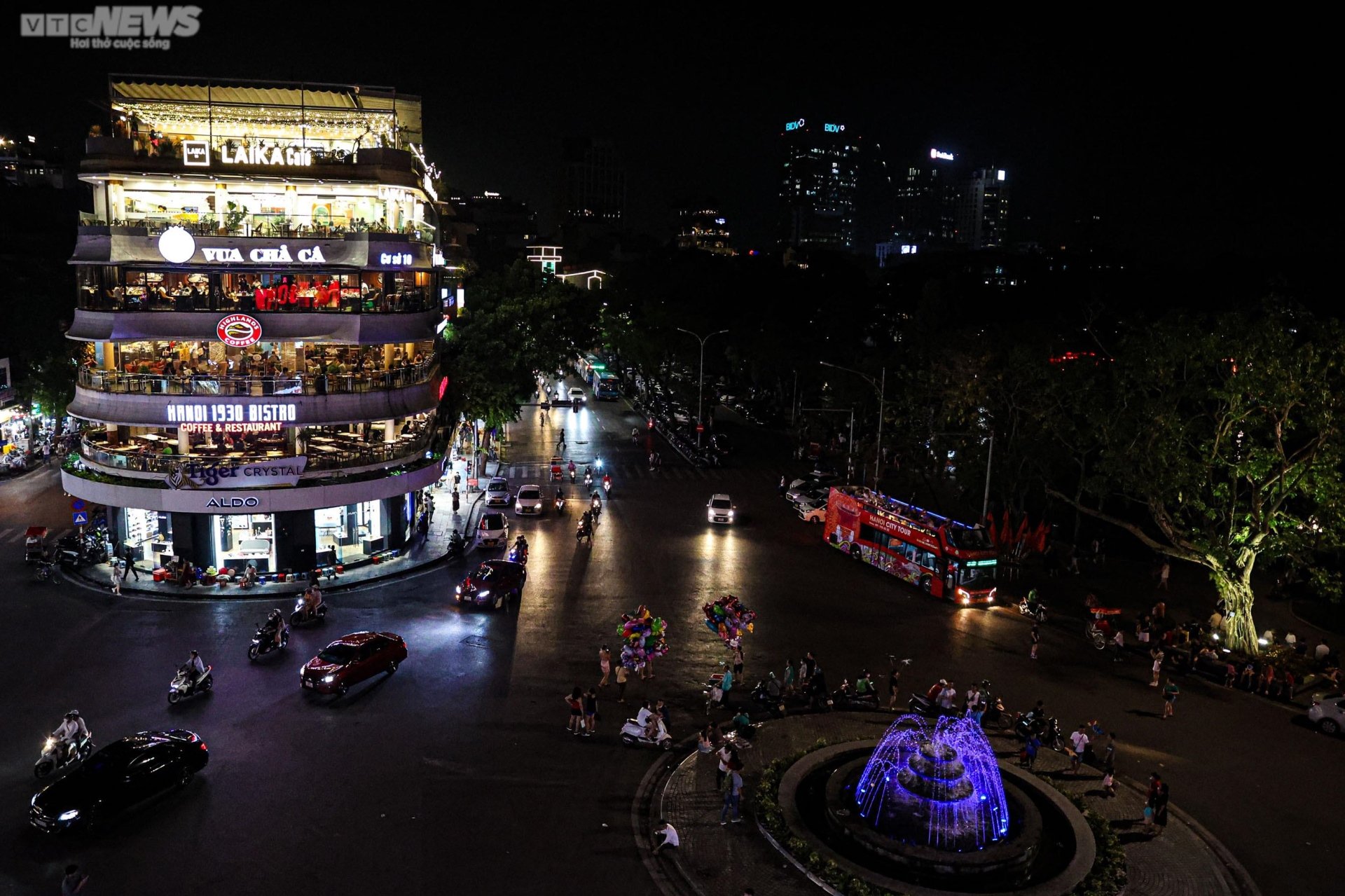 Power cut, Hanoi streets plunged into darkness - 6