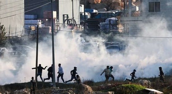 Las fuerzas de seguridad israelíes disparan gases lacrimógenos contra manifestantes palestinos durante enfrentamientos en la ciudad de Ramallah, Cisjordania, el 26 de enero de 2023. Fuente: VNA