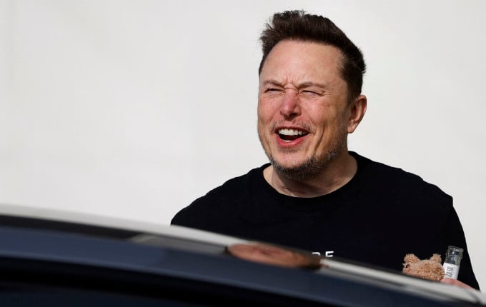 億万長者のイーロン・マスク氏は3月13日、ドイツのベルリンにある電気自動車工場を訪問した。写真：AFP