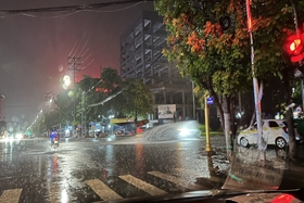 Starke Regenfälle am Abend des 13. Juni führten dazu, dass einige Straßen in Viet Tri City teilweise überflutet wurden.