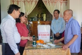 Head of the Central Committee for Mass Mobilization Bui Thi Minh Hoai visited and presented gifts to policy families