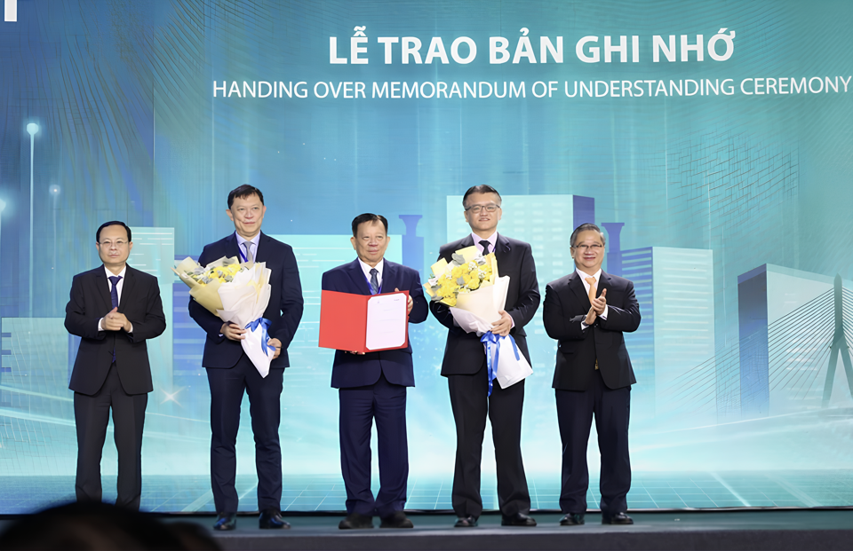 El secretario del Comité del Partido de la ciudad de Can Tho, Nguyen Van Hieu (portada izquierda), y el presidente del Comité Popular de la ciudad de Can Tho, Tran Viet Truong (portada derecha), presentaron flores y presentaron el Memorando de Entendimiento sobre la inversión en la fase 2 del Parque Industrial VSIP Can Tho a los inversores.