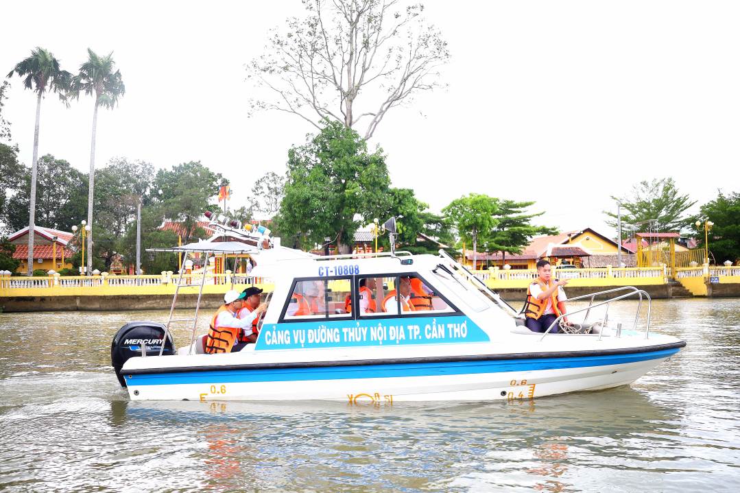 The working group took a canoe to survey ports, wharves, and stops serving inland waterway public passenger transport routes combined with economic and urban development along the river. Photo: Ta Quang