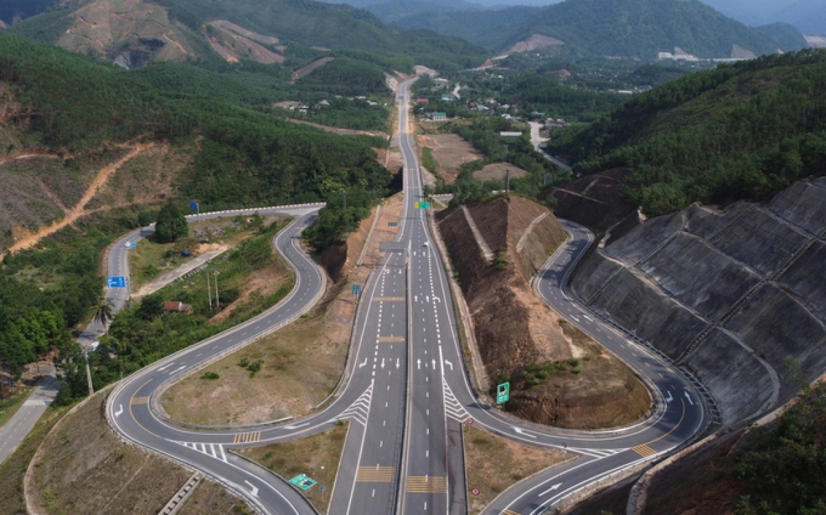 高速道路と高圧電力プロジェクトの完成促進