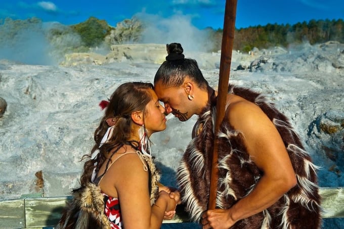 Les Maoris accueillent les visiteurs de manière traditionnelle. Photo : Thomas Cook