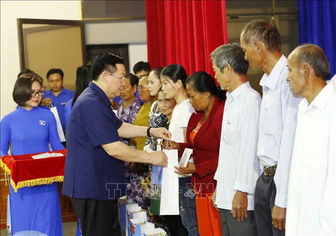 Le président de l'Assemblée nationale Vuong Dinh Hue félicite le Têt et offre des cadeaux aux familles politiques, aux travailleurs et aux forces armées de la province de Bac Lieu