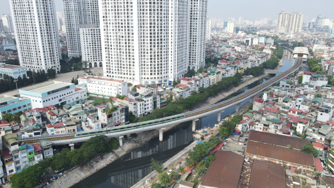 The Cat Linh - Ha Dong elevated train runs through Nga Tu So. Photo: Ngoc Thanh