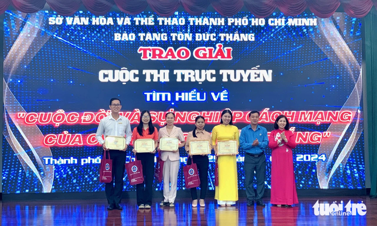 Trao giải cuộc thi tìm hiểu về cuộc đời và sự nghiệp của Bác Tôn - Ảnh: HOÀI PHƯƠNG