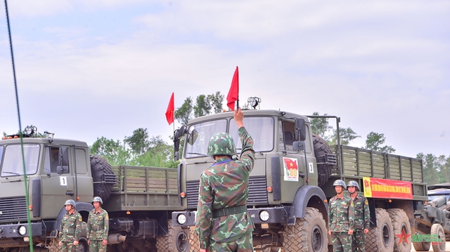 Binh chủng Pháo binh luyện tập diễu binh, diễu hành