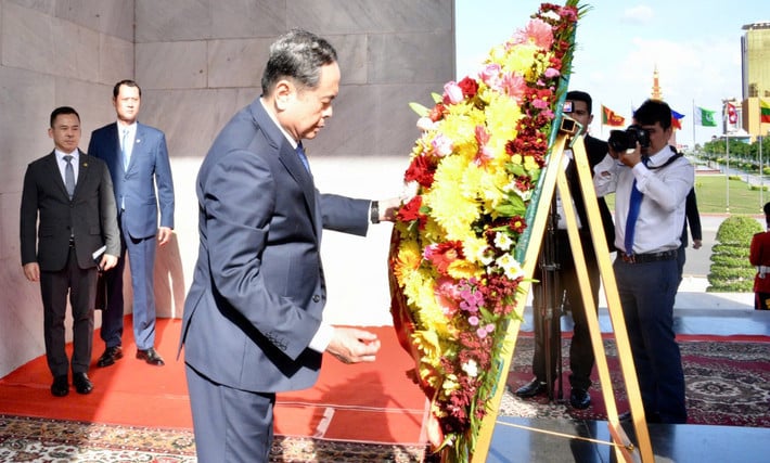 National Assembly Chairman Tran Thanh Man and a high-ranking delegation of the Vietnamese Party and State laid wreaths at the Independence Monument in Phnom Penh. Photo: Le Tuyet