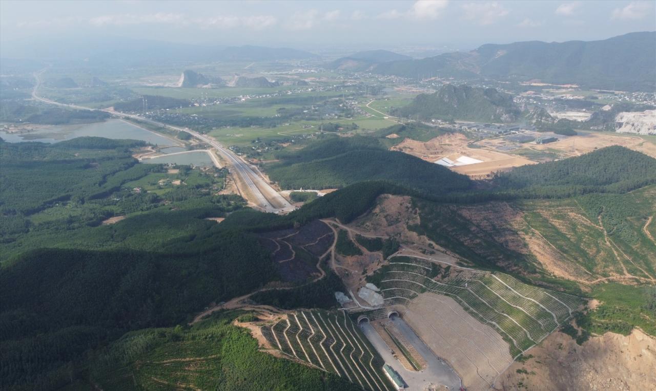 Le tunnel Truong Vinh fait partie du projet d'autoroute Nghi Son - Dien Chau, reliant les provinces de Thanh Hoa et de Nghe An. Le nord du tunnel appartient à la commune de Truong Lam (ville de Nghi Son, Thanh Hoa) et le sud est la commune de Quynh Vinh (ville de Hoang Mai, Nghe An). Photo: Quach Du