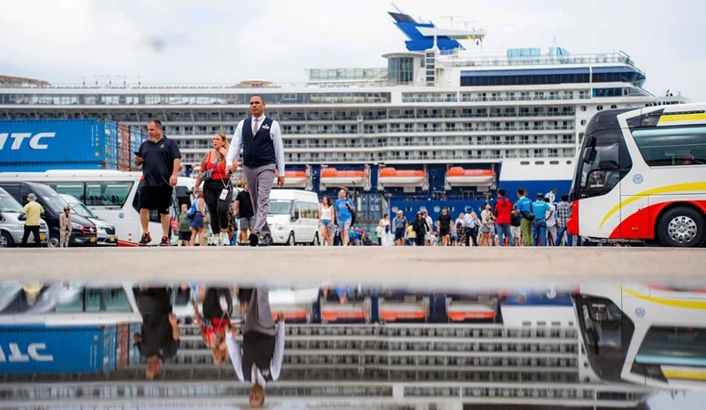 Thua Thien Hue welcomes cruise ship carrying more than 3,000 passengers to Chan May port photo 6