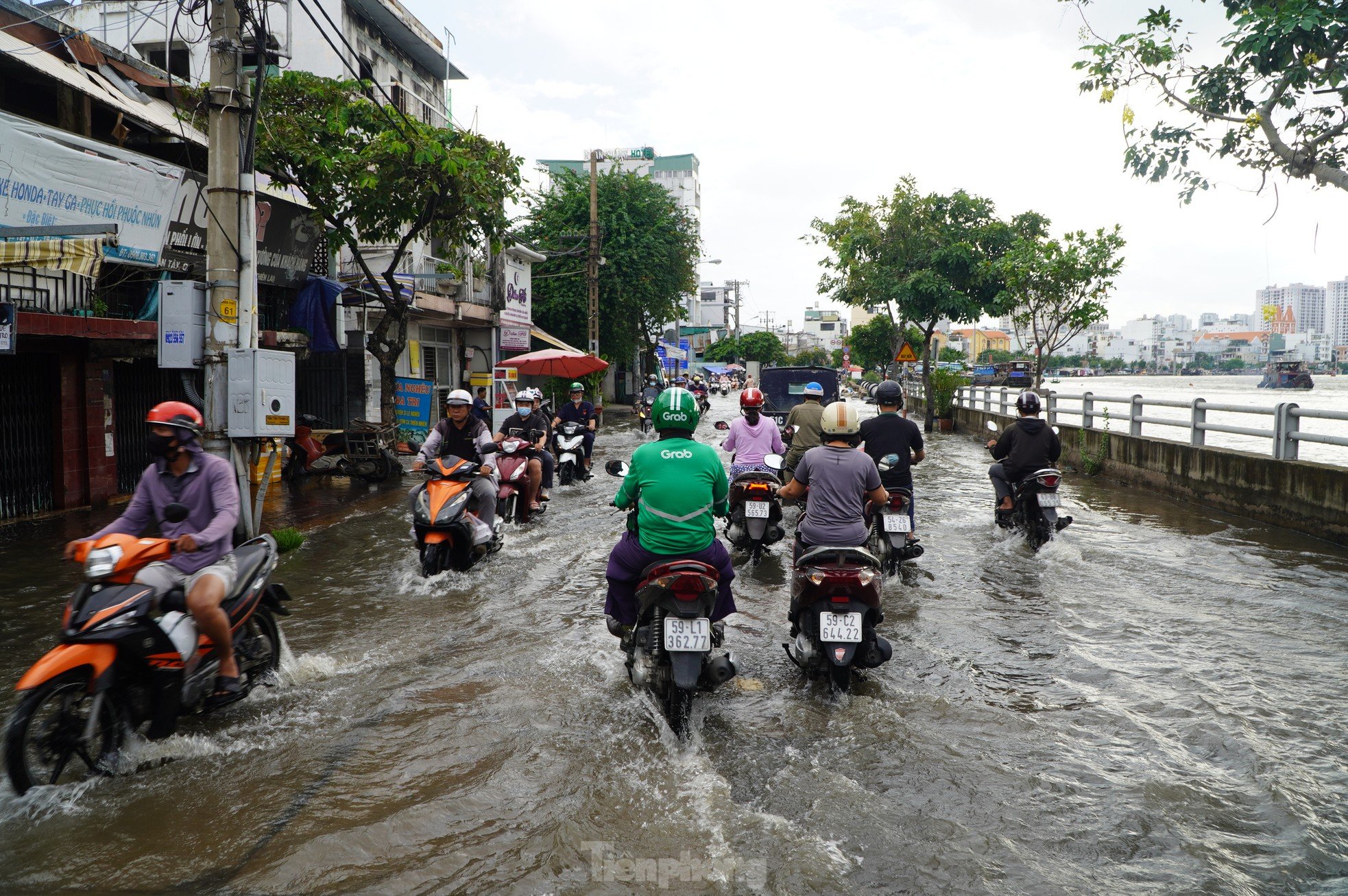 Triều cường dâng cao, đường phố ngập sâu, người dân TPHCM chật vật về nhà ảnh 11