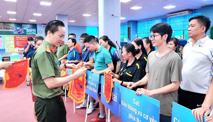 De nombreuses agences de presse ont participé au tournoi de tennis de table organisé par le Département des médias de la Sécurité publique populaire à Ho Chi Minh-Ville.