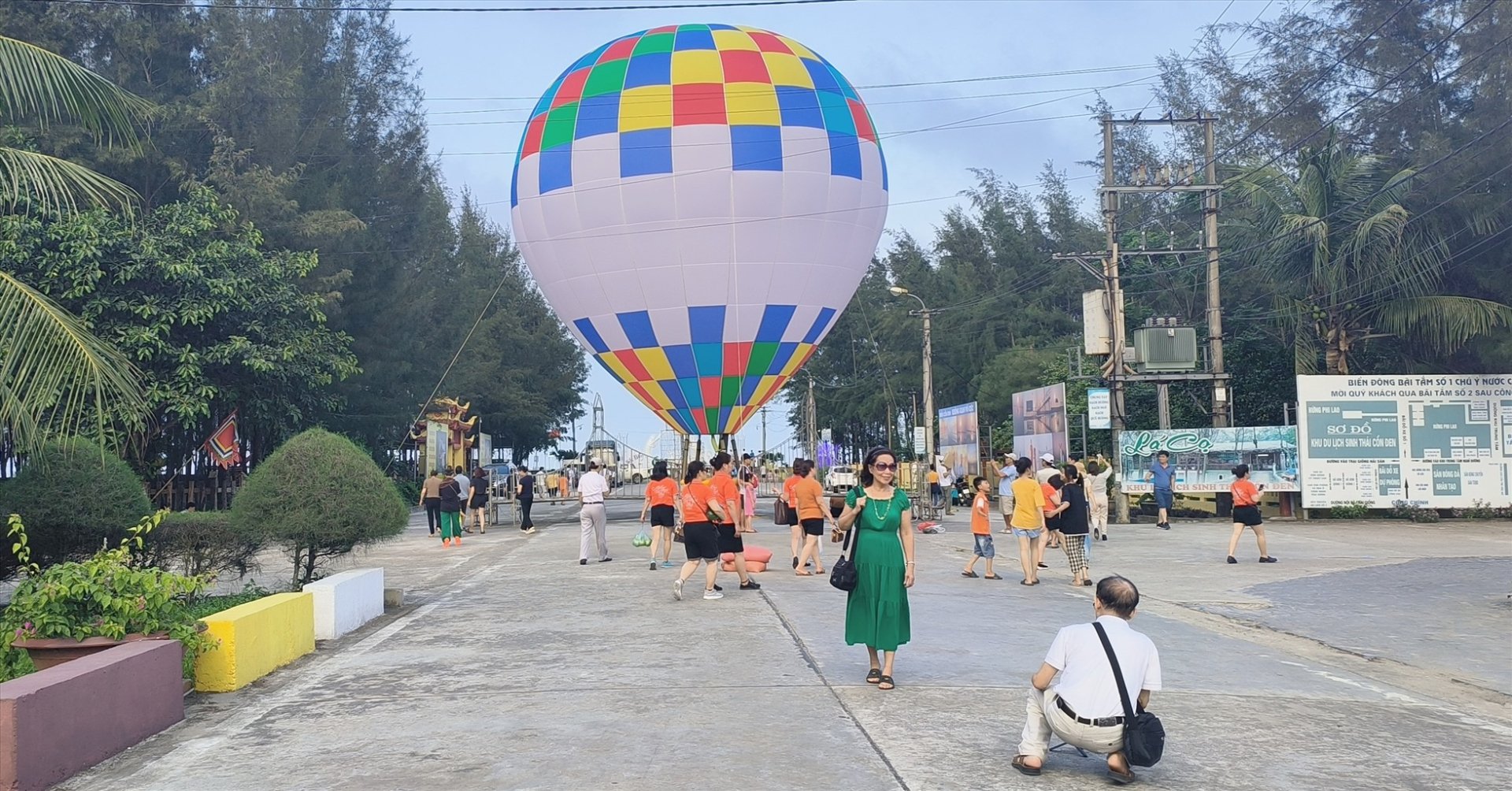 Espectáculo de vuelo en globo en la semana de turismo de la provincia de Thai Binh 2024, foto 1