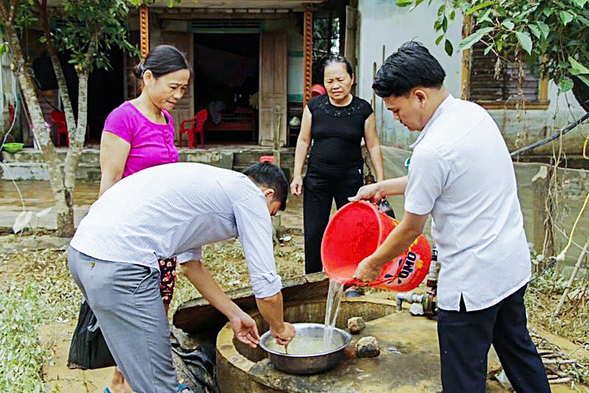 2 bước làm sạch nước sau lũ - Ảnh 2.