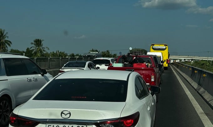 Durch den Unfall kam es zu einem langen Stau auf der Autobahn. Foto: Ha Luu