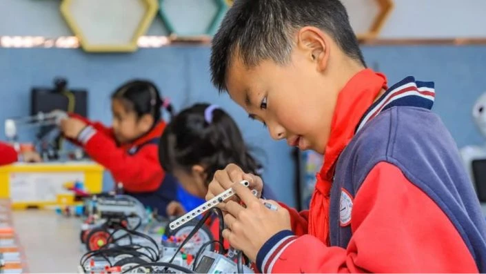 China lanza campaña de inteligencia artificial para impulsar la educación