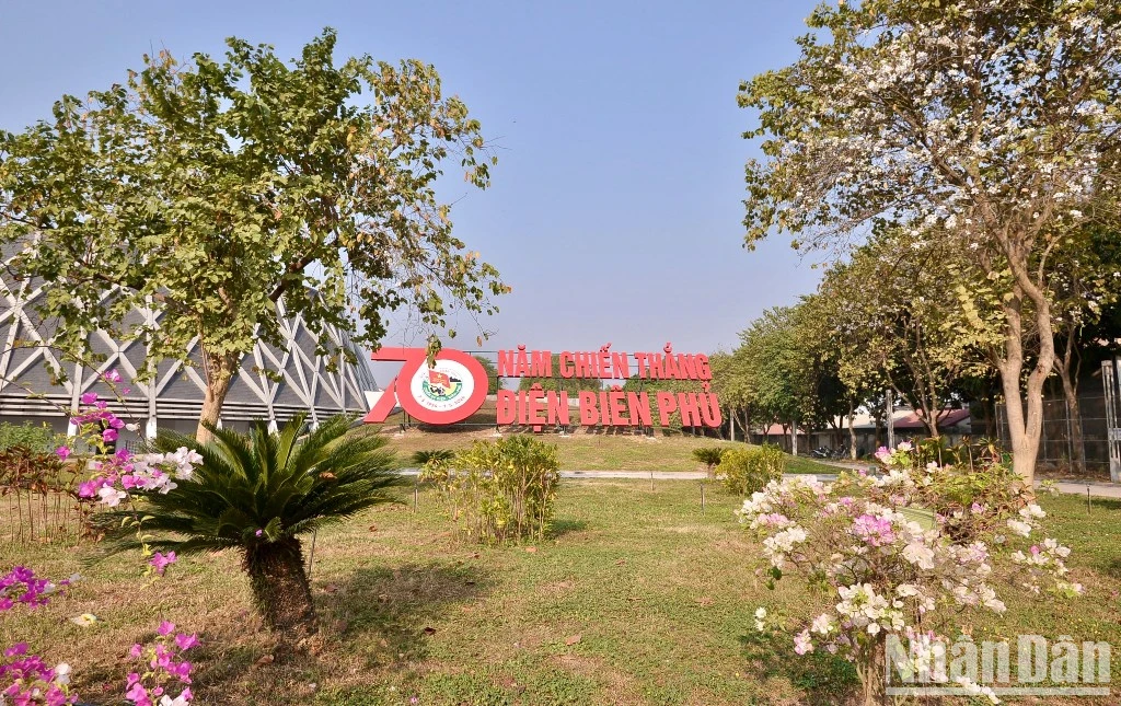 [Photo] Dien Bien Phu streets are bright with flags and flowers to welcome Dien Bien National Tourism Year 2024 photo 4